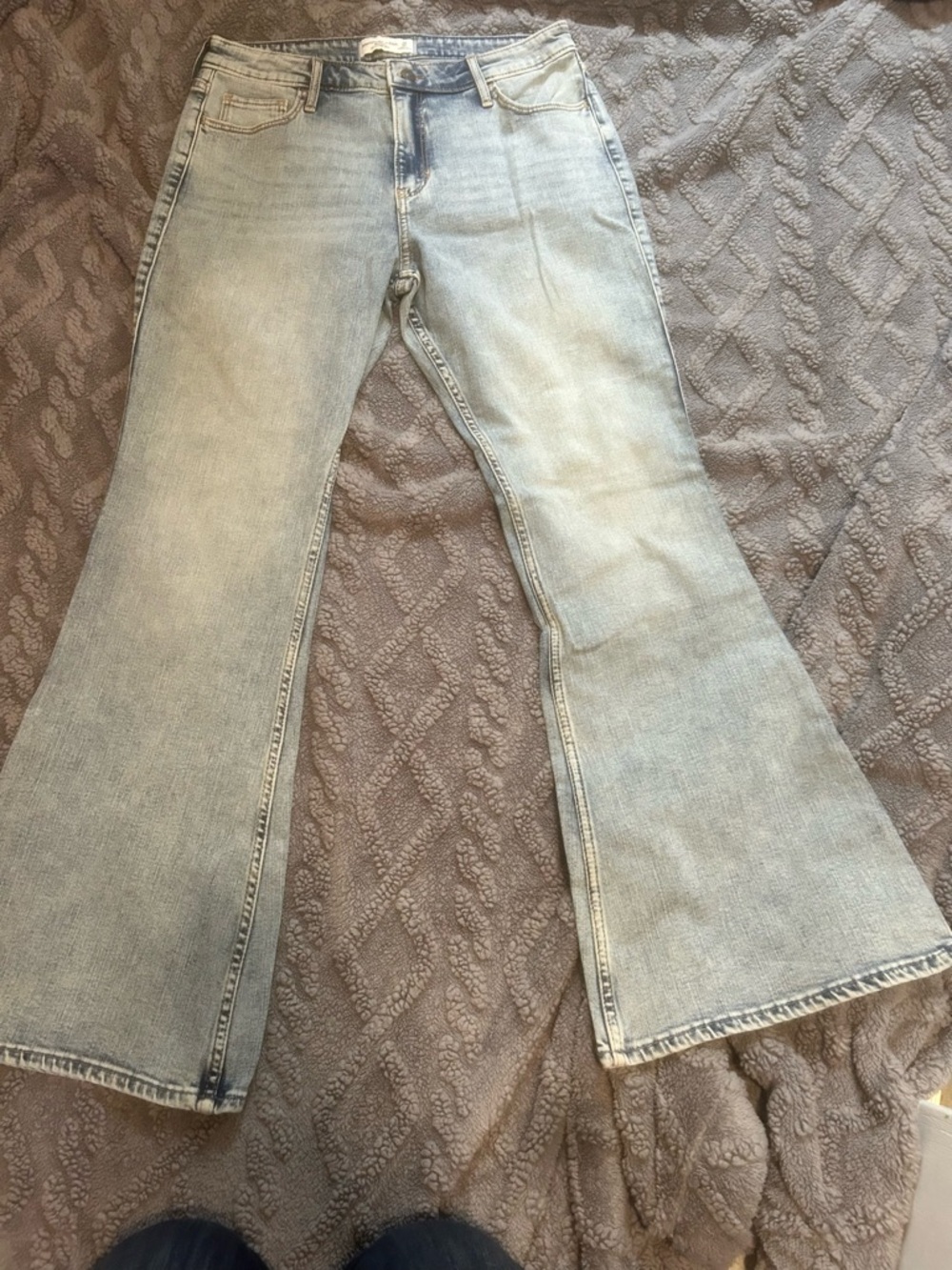 Abercrombie and FitchDircWomen's Light Wash Flared Jeans - Casual Everyday Style